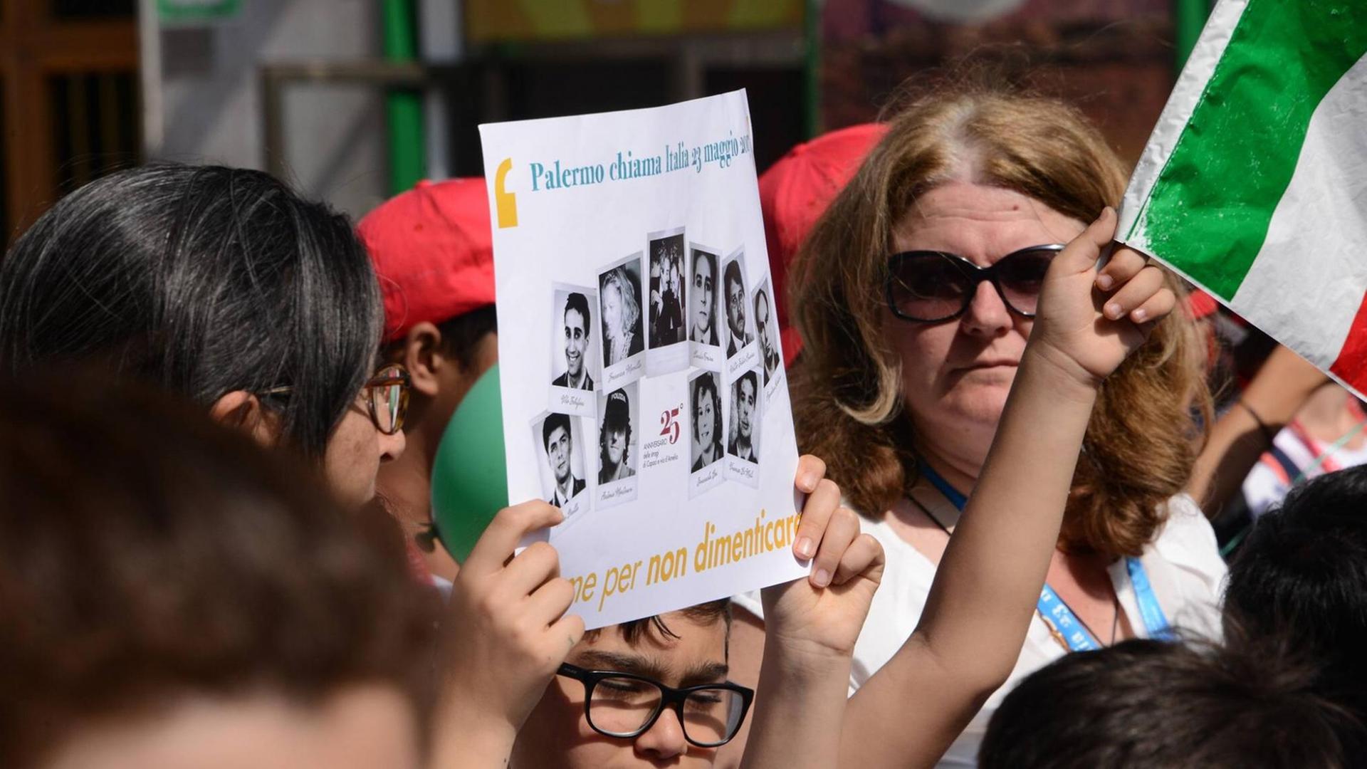 Demonstrationen im Mai 2017 in Palermo, im Gedenken an den Bombenanschlag auf die Richter Giovanni Falcone und Paolo Borsellino vor 25 Jahren. Vorne im Bild halten Demonstranten ein Plakat mit Fotos und eine italienische Flagge. Demonstrationen im Mai 2017 in Palermo, im Gedenken an den Bombenanschlag auf die Richter Giovanni Falcone und Paolo Borsellino vor 25 Jahren. Vorne im Bild halten Demonstranten ein Plakat mit Fotos und eine italienische Flagge.
