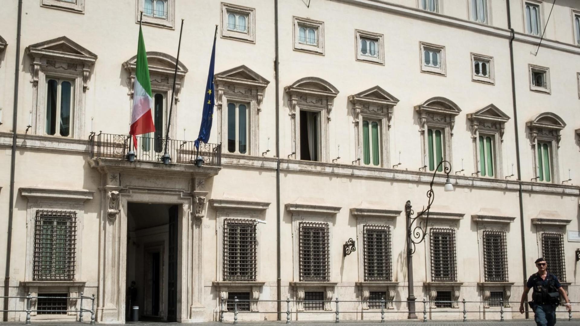 Eingang des Palazzo Chigi, des Amtssitzes des italienischen Ministerpräsidenten