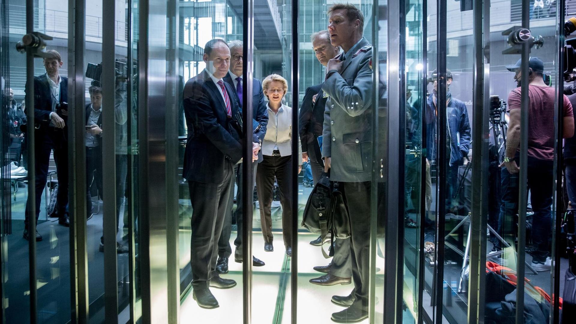 Verteidigungsministerin Ursula von der Leyen (CDU) kommt am 10.05.2017 in Berlin zur Sondersitzung des Verteidigungsausschusses des Deutschen Bundestag. Verteidigungsministerin Ursula von der Leyen (CDU) kommt am 10.05.2017 in Berlin zur Sondersitzung des Verteidigungsausschusses des Deutschen Bundestag.