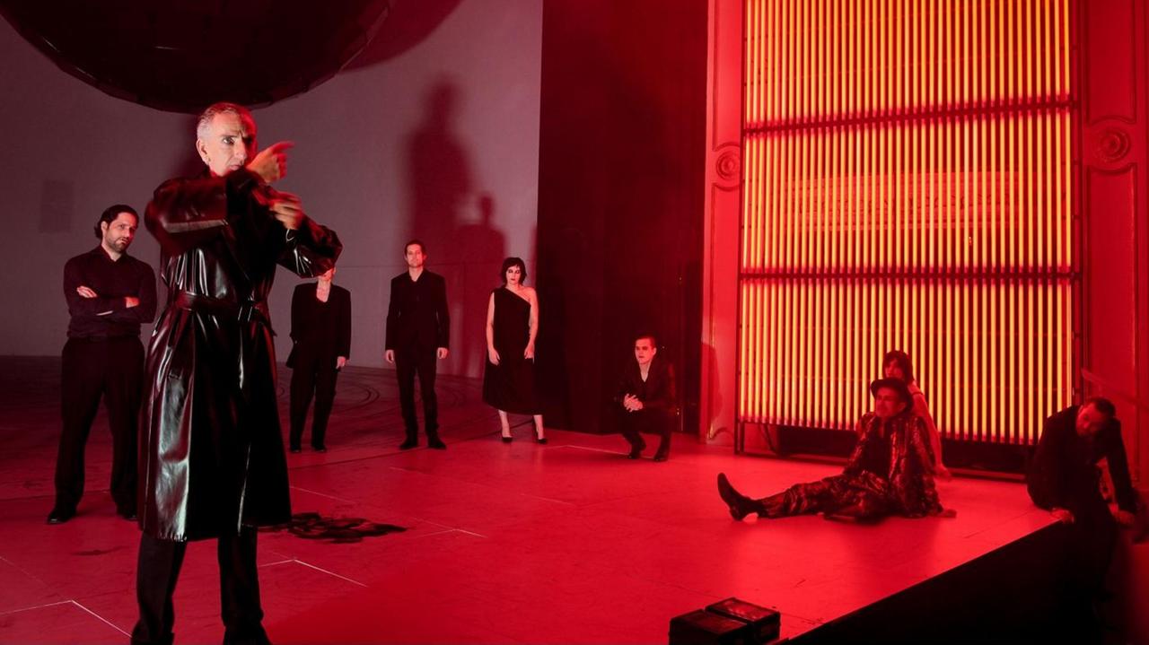 Ulysses nach James Joyce Regie / Bühne: Sebastian Hartmann Kostüme: Adriana Braga Peretzki Videoanimation: Tilo Baumgärtel Licht: Lothar Baumgarte Dramaturgie: Claus Caesar Auf dem Bild: Edgar Eckert, Bernd Moss, Judith Hofmann, Daniel Hoevels, Birgit Unterweger, Benjamin Lillie, Ulrich Matthes, Cordelia Wege, Manuel Harder Copyright Arno Declair arno@iworld.de Ulysses nach James Joyce Regie / Bühne: Sebastian Hartmann Kostüme: Adriana Braga Peretzki Videoanimation: Tilo Baumgärtel Licht: Lothar Baumgarte Dramaturgie: Claus Caesar Auf dem Bild: Edgar Eckert, Bernd Moss, Judith Hofmann, Daniel Hoevels, Birgit Unterweger, Benjamin Lillie, Ulrich Matthes, Cordelia Wege, Manuel Harder Copyright Arno Declair arno@iworld.de