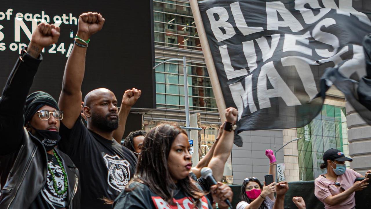 Chivona Renée Newsome, Kongresskandidatin aus der Bronx, bei einer Protestveranstaltung von Black Lives Matter in New York. Chivona Renée Newsome, Kongresskandidatin aus der Bronx, bei einer Protestveranstaltung von Black Lives Matter in New York.