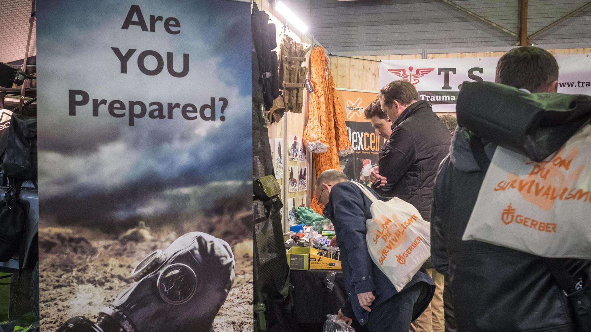 Aufnahme von der Messe "Salon du Survivalisme" in Paris. Auf einem Aufsteller ist zu lesen "Are you prepared?" - Sind Sie vorbereitet. Aufnahme von der Messe "Salon du Survivalisme" in Paris. Auf einem Aufsteller ist zu lesen "Are you prepared?" - Sind Sie vorbereitet.