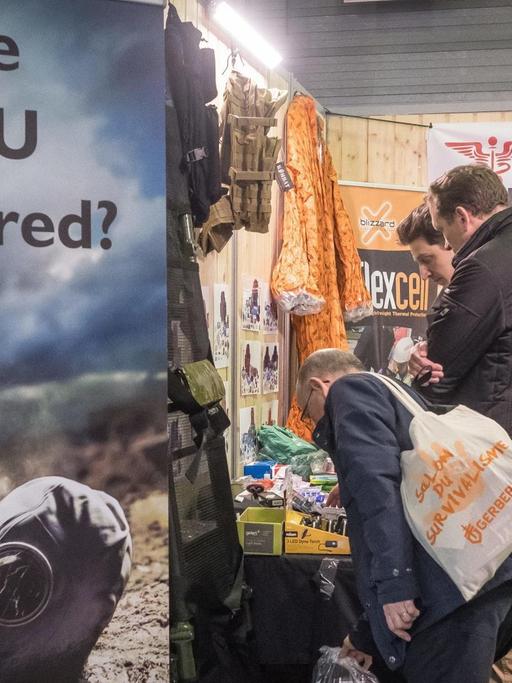 Aufnahme von der Messe "Salon du Survivalisme" in Paris. Auf einem Aufsteller ist zu lesen "Are you prepared?" - Sind Sie vorbereitet.