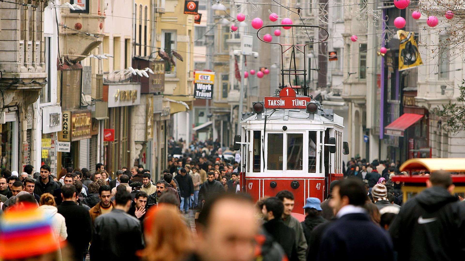 Die historische Straßenbahn auf der Istiklal Caddesi, aufgenommen am Sonntag (26.02.2006). Die historische Straßenbahn auf der Istiklal Caddesi, aufgenommen am Sonntag (26.02.2006).