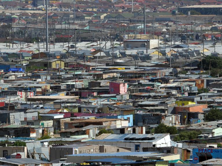 Blick auf das Township Khayelitsha nahe dem südafrikanischen Kapstadt