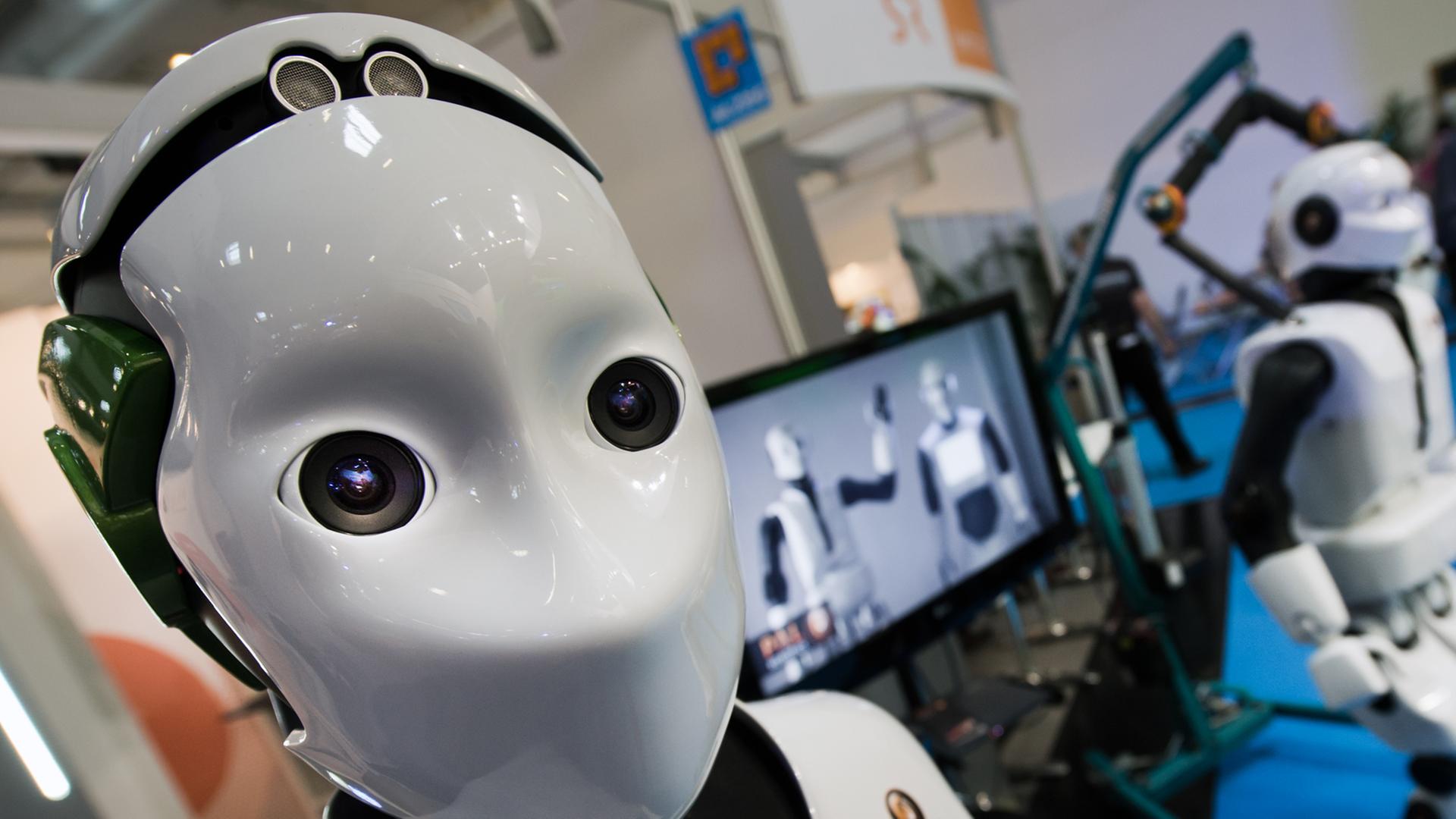 Ein Serviceroboter wird am 3.6.2014 auf der Messe Automatica in München präsentiert. Ein Serviceroboter wird am 3.6.2014 auf der Messe Automatica in München präsentiert.