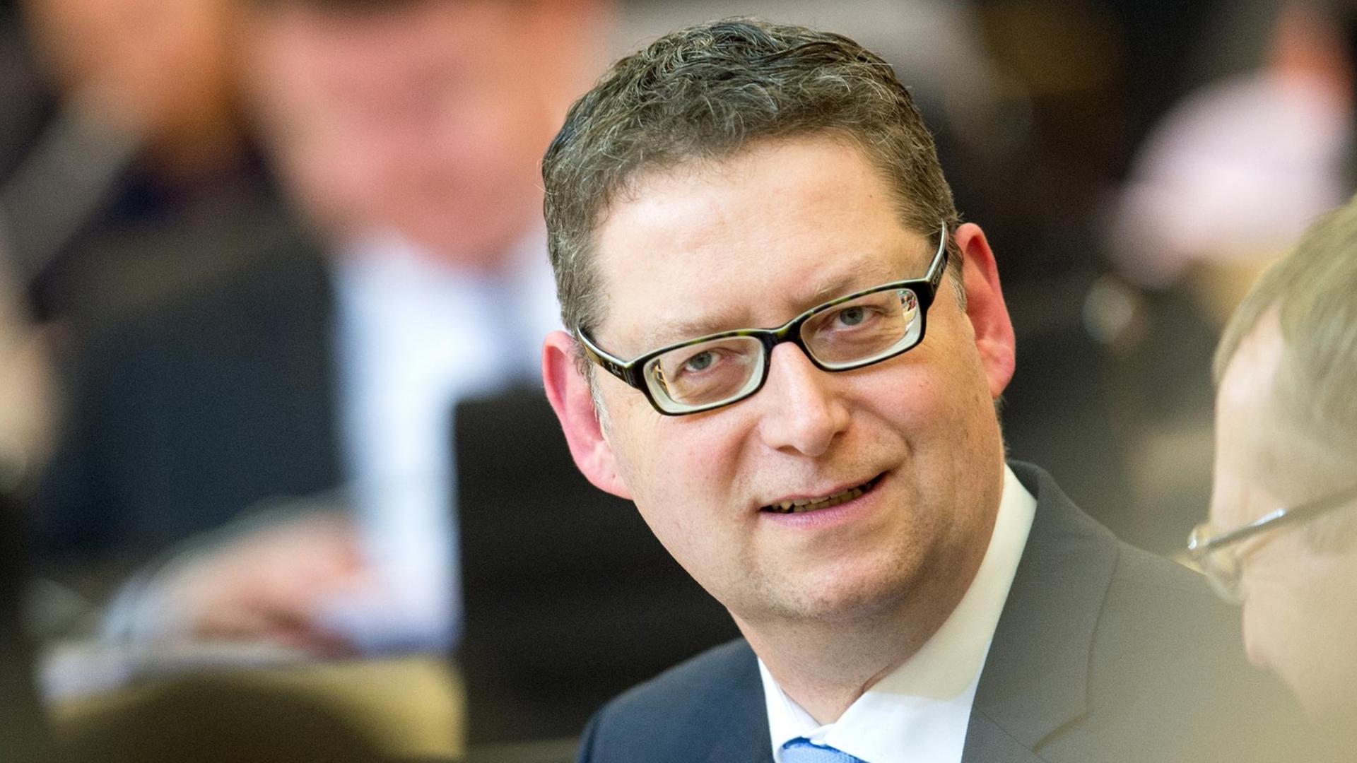 Der Fraktionsvorsitzende der SPD, Thorsten Schäfer-Gümbel, spricht am 15.12.2015 im Hessischen Landtag in Wiesbaden (Hessen) mit einem Abgeordneten. Der Fraktionsvorsitzende der SPD, Thorsten Schäfer-Gümbel, spricht am 15.12.2015 im Hessischen Landtag in Wiesbaden (Hessen) mit einem Abgeordneten.