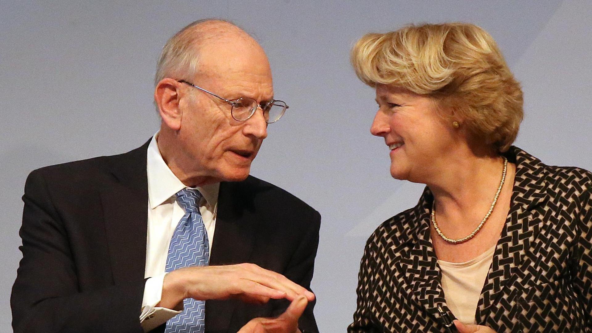 26.11.2018, Berlin: Monika Grütters (CDU, r), Kulturstaatsministerin, und Stuart Eizenstat, Sonderberater des US-Außenministeriums, nehmen an der Internationalen Fachkonferenz zum Umgang mit NS-Raubkunst teil und unterschreiben eine gemeinsame Erklärung über die Umsetzung der Washingtoner Prinzipien von 1998. 20 Jahre nach Verabschiedung der sogenannten Washingtoner Prinzipien wollen Fachleute aus aller Welt erneut diskutieren, wie man zu fairen und gerechten Lösungen kommen kann. Foto: Wolfgang Kumm/dpa | Verwendung weltweit 26.11.2018, Berlin: Monika Grütters (CDU, r), Kulturstaatsministerin, und Stuart Eizenstat, Sonderberater des US-Außenministeriums, nehmen an der Internationalen Fachkonferenz zum Umgang mit NS-Raubkunst teil und unterschreiben eine gemeinsame Erklärung über die Umsetzung der Washingtoner Prinzipien von 1998. 20 Jahre nach Verabschiedung der sogenannten Washingtoner Prinzipien wollen Fachleute aus aller Welt erneut diskutieren, wie man zu fairen und gerechten Lösungen kommen kann. Foto: Wolfgang Kumm/dpa | Verwendung weltweit