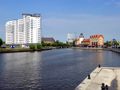 Stadtansicht des russischen Kaliningrad mit dem Fluss Pregolje
