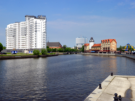 Stadtansicht des russischen Kaliningrad mit dem Fluss Pregolje Stadtansicht des russischen Kaliningrad mit dem Fluss Pregolje