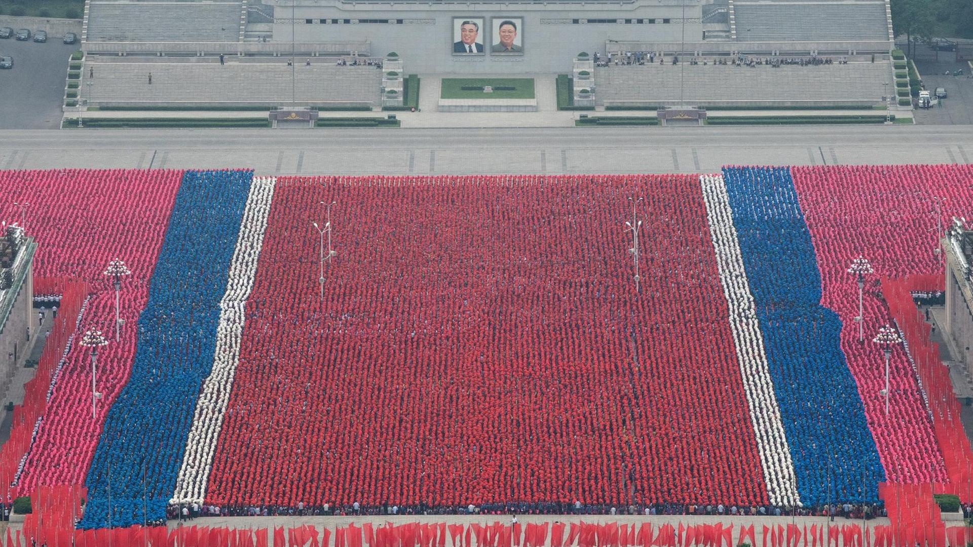 Das Bild zeigt Proben für die Feierlichkeiten zum 70. Jahrestag der Gründung Nordkoreas am 19. August 2018 auf dem Kim-Il-Sung-Platz in Pjöngjang, Nordkorea. Tausende nahmen daran teil. Das Bild zeigt Proben für die Feierlichkeiten zum 70. Jahrestag der Gründung Nordkoreas am 19. August 2018 auf dem Kim-Il-Sung-Platz in Pjöngjang, Nordkorea. Tausende nahmen daran teil.