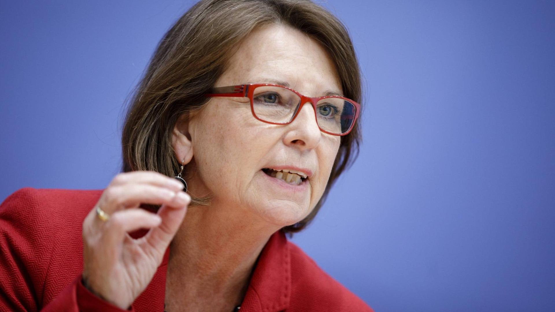 Priska Hinz, vom Bündnis 90/Die Grünen in Hessen, während einer Pressekonferenz zu den Auswirkungen der Landtagswahlen in Hessen auf die Bundespolitik in der Bundespressekonferenz. Priska Hinz, vom Bündnis 90/Die Grünen in Hessen, während einer Pressekonferenz zu den Auswirkungen der Landtagswahlen in Hessen auf die Bundespolitik in der Bundespressekonferenz.