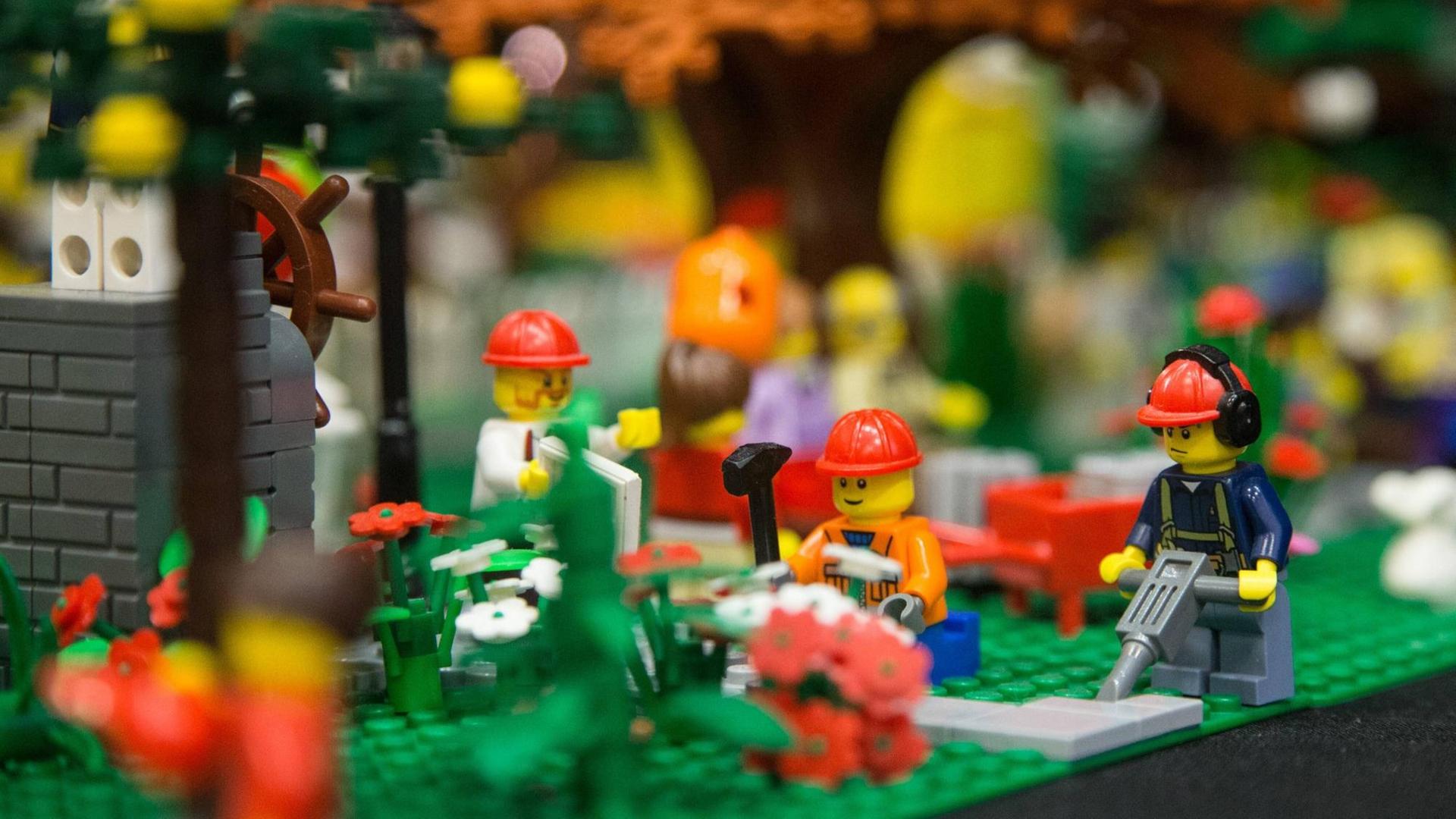 Handwerker aus Lego-Klötzchen. Handwerker aus Lego-Klötzchen.