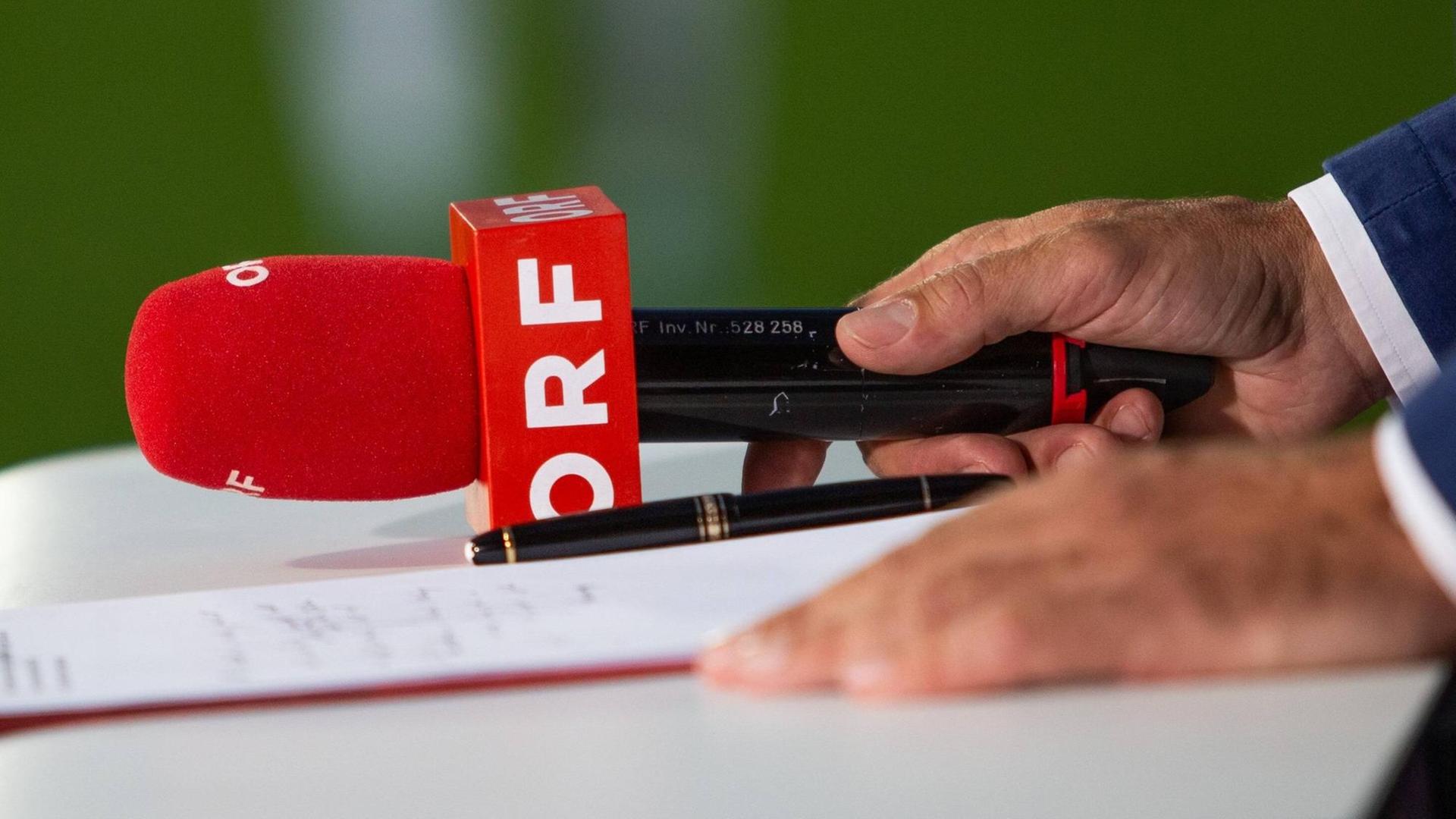 Ein Mikrofon mit der Aufschrift des österreichischen Rundfunks ORF liegt auf einem Tisch.