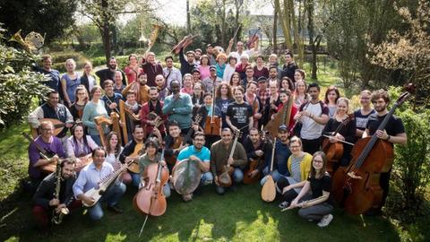 Ein Gruppenfoto der Musiker der Initiative Bridges