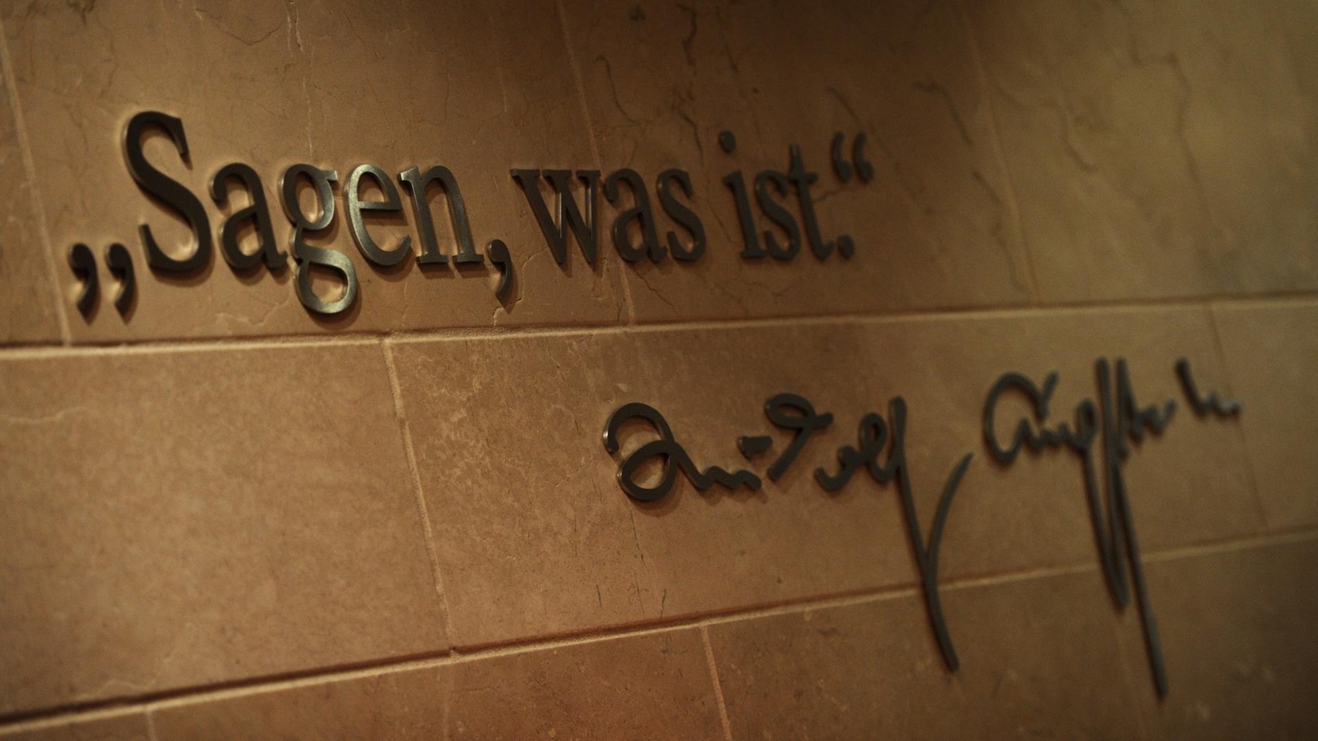 Der Wahlspruch des "Spiegel"-Gründers Rudolf Augstein ("Sagen, was ist") an einer Wand im "Spiegel"-Verlagsgebäude in Hamburg Der Wahlspruch des "Spiegel"-Gründers Rudolf Augstein ("Sagen, was ist") an einer Wand im "Spiegel"-Verlagsgebäude in Hamburg