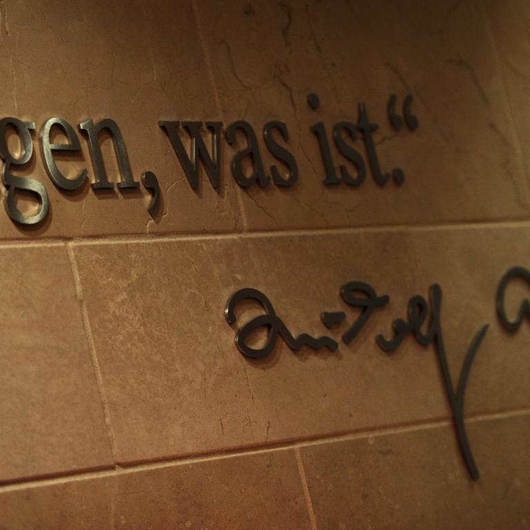 Der Wahlspruch des "Spiegel"-Gründers Rudolf Augstein ("Sagen, was ist") an einer Wand im "Spiegel"-Verlagsgebäude in Hamburg