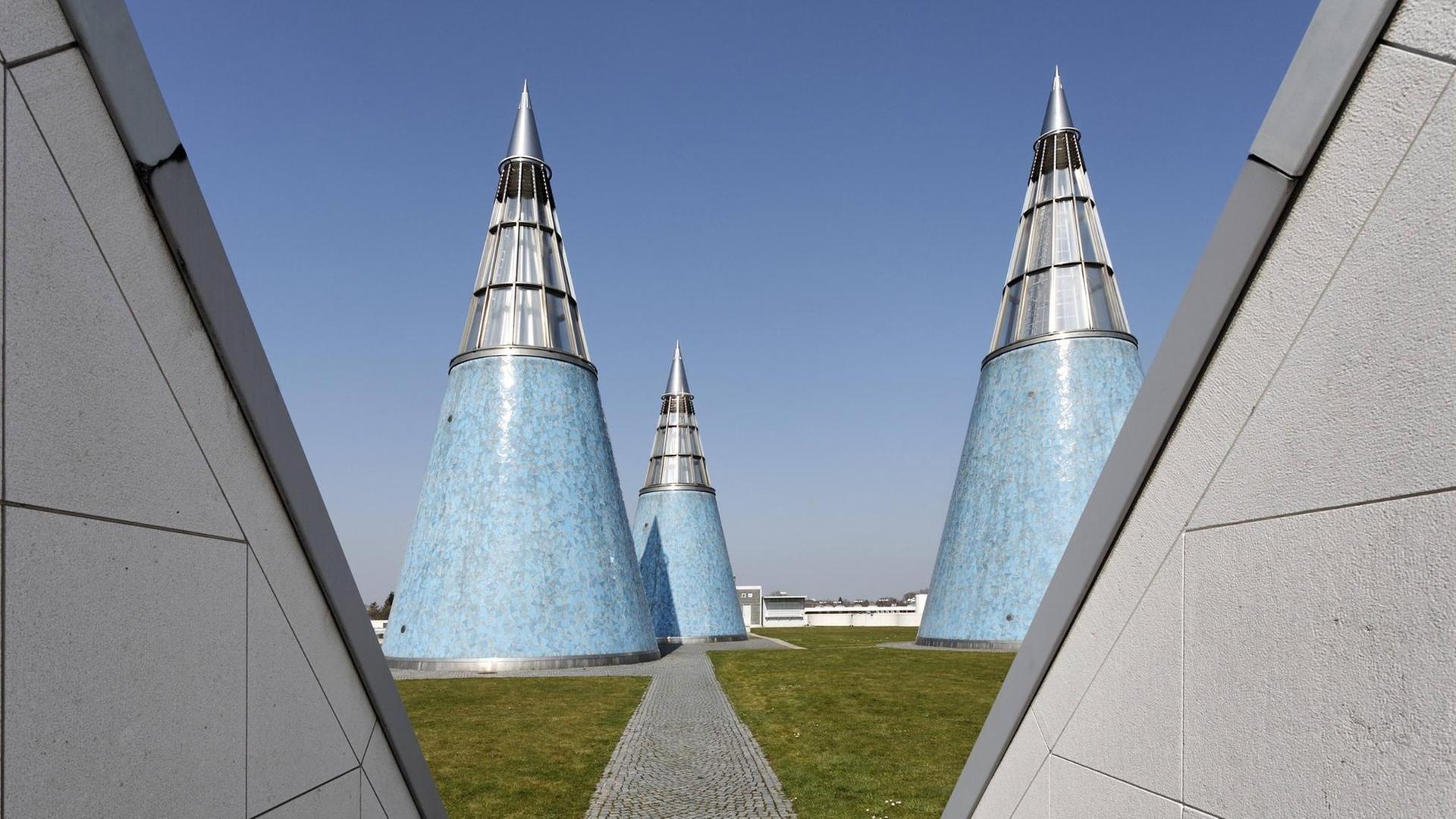 Die Kunst- und Ausstellungshalle der Bundesrepublik Deutschland in Bonn mit spitzen Türmen, durch die das Sonnenlicht einfallen kann. Foto: imago Die Kunst- und Ausstellungshalle der Bundesrepublik Deutschland in Bonn mit spitzen Türmen, durch die das Sonnenlicht einfallen kann. Foto: imago