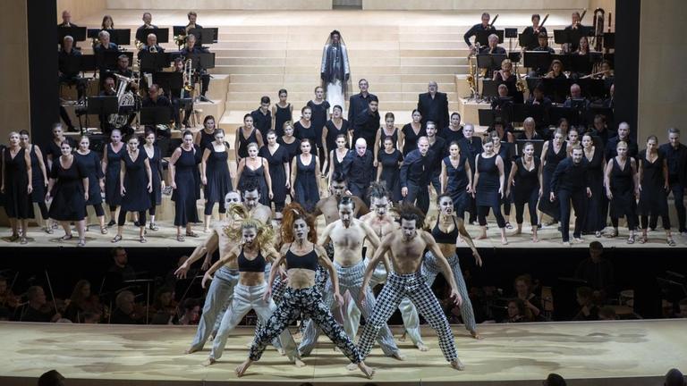 Eine Szene aus Barrie Koskys "The Bassarids" an der Komischen Oper Berlin. Auf dem Bild: Günter Papendell (Pentheus), Chorsolisten, Orchester und Tanzensemble der Komischen Oper Berlin