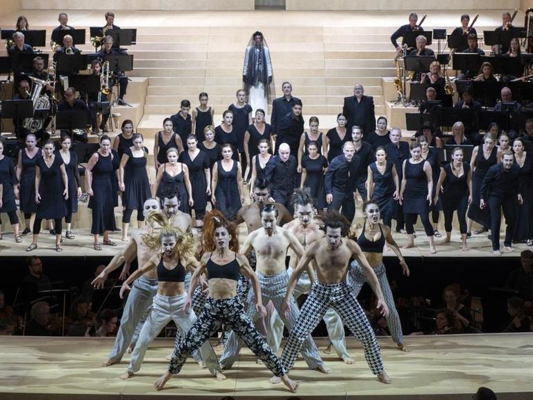 Eine Szene aus Barrie Koskys "The Bassarids" an der Komischen Oper Berlin. Auf dem Bild: Günter Papendell (Pentheus), Chorsolisten, Orchester und Tanzensemble der Komischen Oper Berlin
