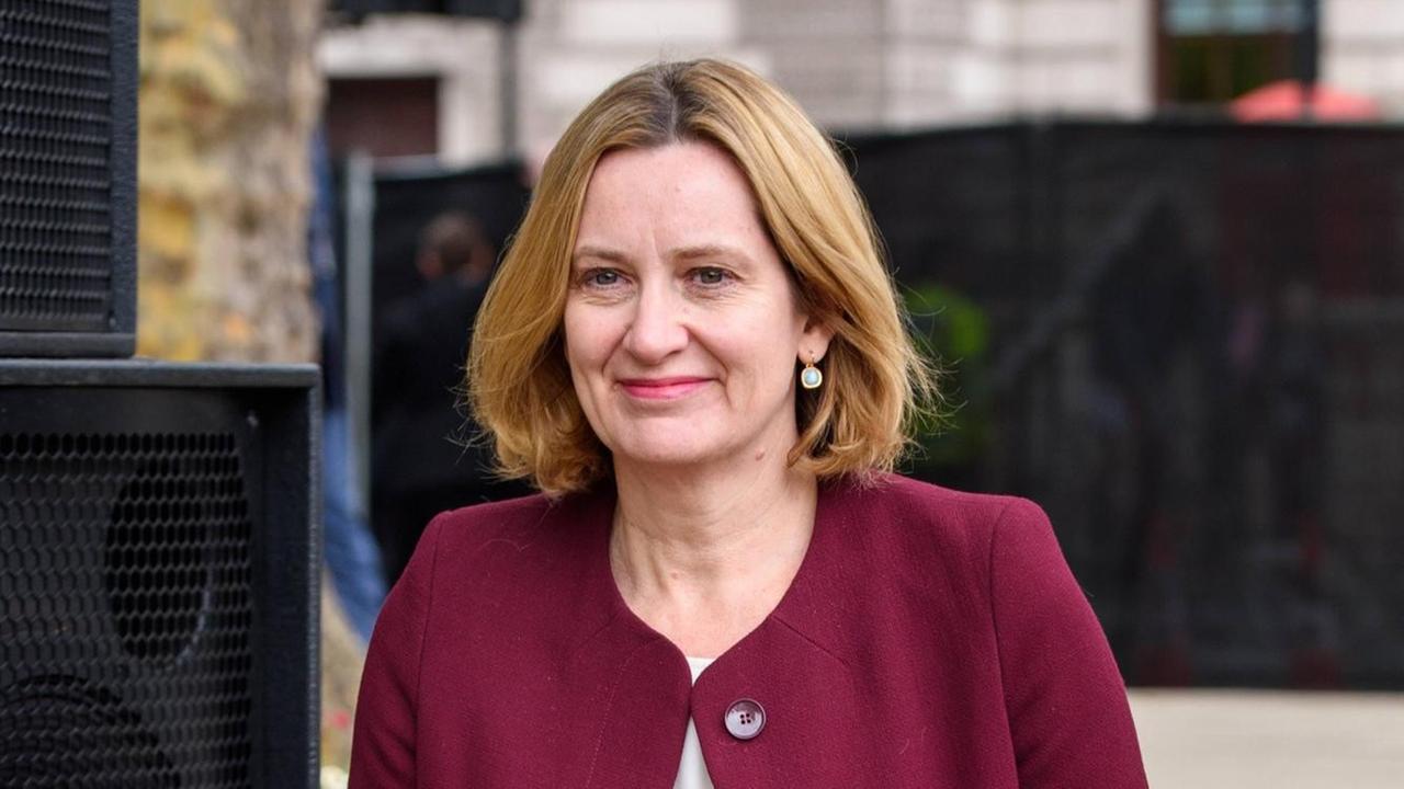 Die britische Innenministerin Amber Rudd bei der Enthüllung einer Statue der Suffragettenführerin Millicent Fawcett in London. Die britische Innenministerin Amber Rudd bei der Enthüllung einer Statue der Suffragettenführerin Millicent Fawcett in London.