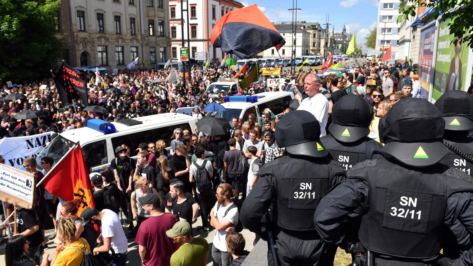 Demonstration des Bündnisses "Chemnitz Nazifrei" im Juni gegen einen Neonazi-Aufmarsch. Auf einer Straße in Chemnitz ziehen zahlreiche Demonstrierende vorbei, begleitet von der Polizei.