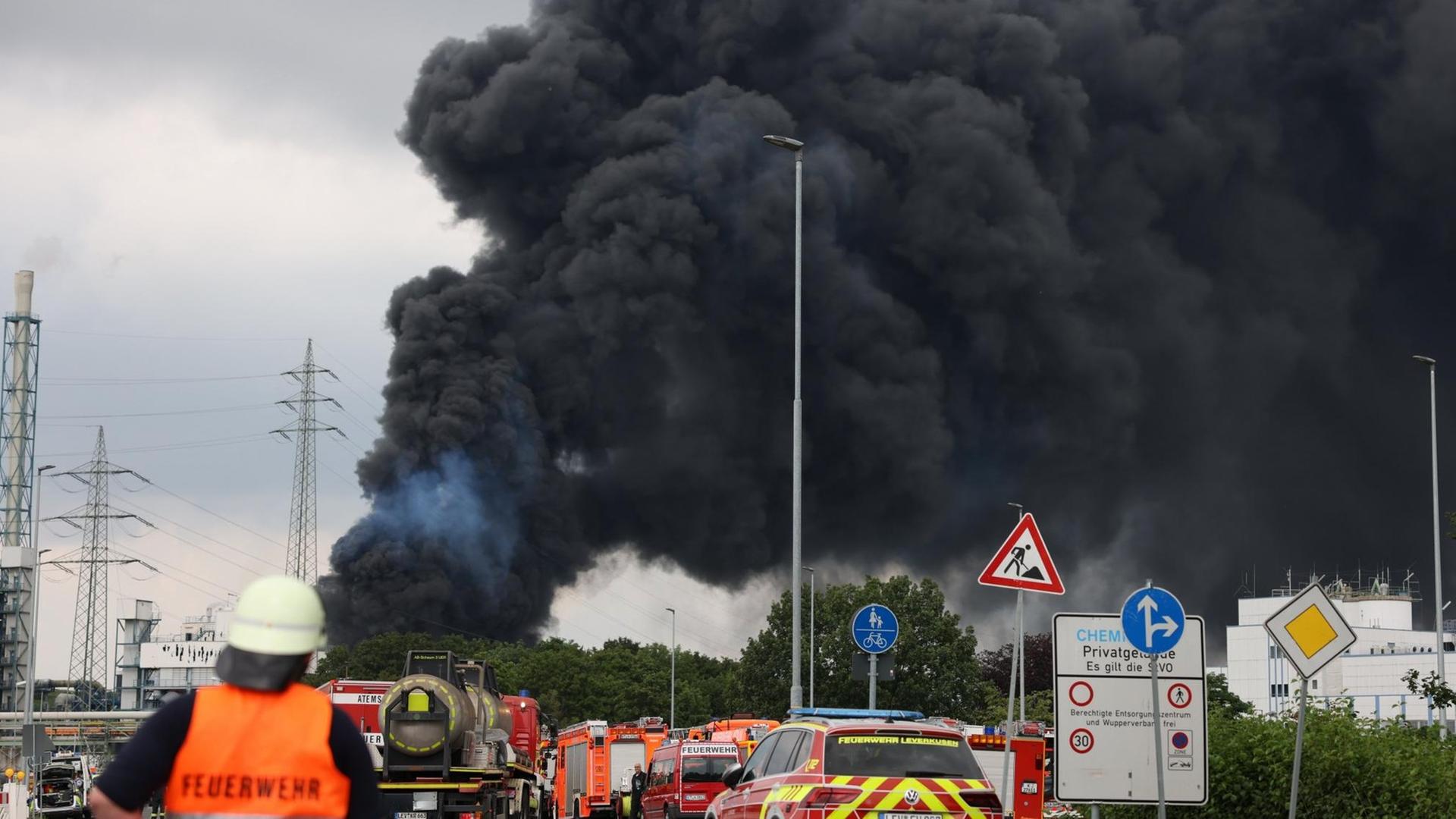 Eine schwarze Rauch-Wolke zieht über den Chemie-Park. Eine schwarze Rauch-Wolke zieht über den Chemie-Park.