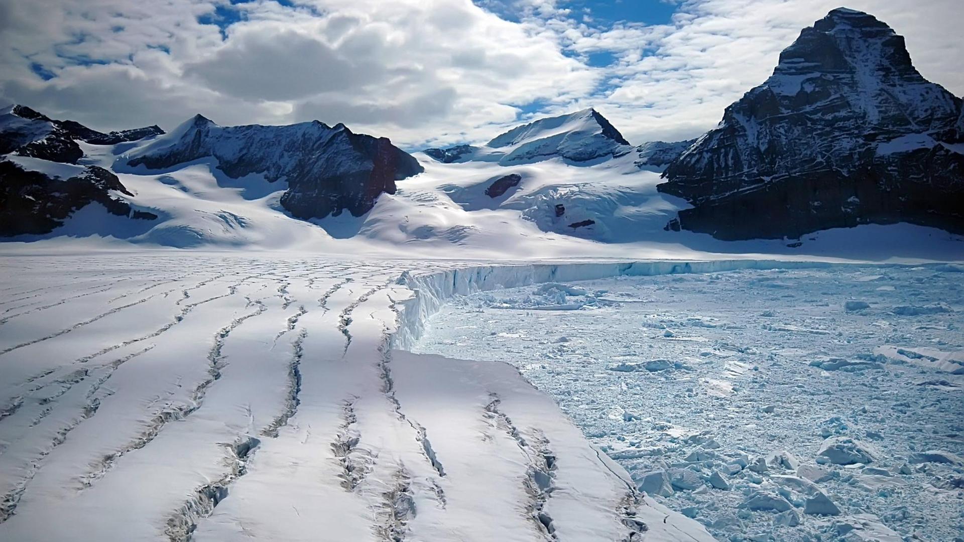 Antarktischer Gletscher des schmelzenden Larsen B Eisschelfs (Antarktische Halbinsel) mit Rissen Antarktischer Gletscher des schmelzenden Larsen B Eisschelfs (Antarktische Halbinsel) mit Rissen