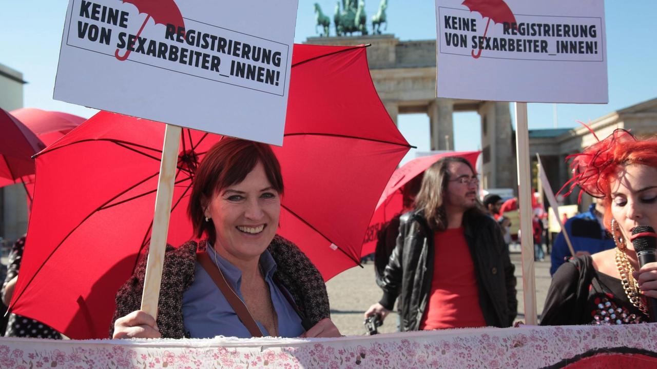 Huren demonstrieren vor dem Brandenburger Tor gegen das Prostituiertenschutzgesetz. Bordellbetreiberin des "Cafe Pssst" Felicitas Schirow | Verwendung weltweit