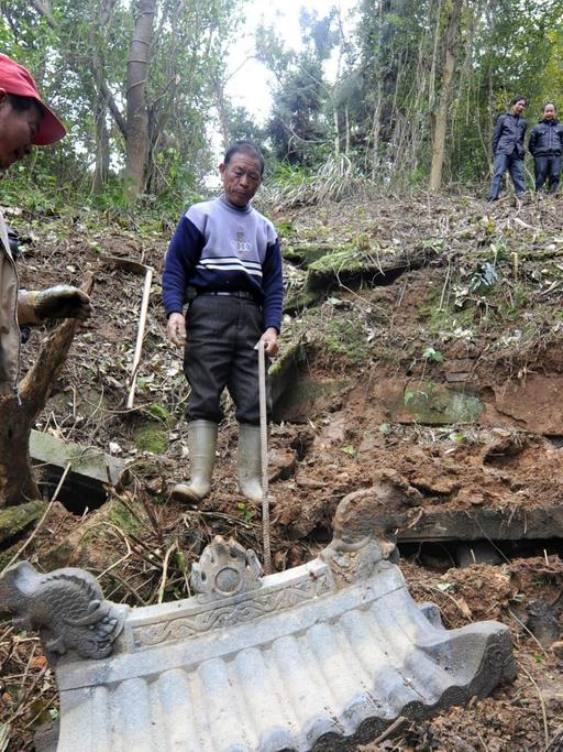 Behörden dokumentieren in China illegale Ausgrabungen und den Schaden durch die Räuber