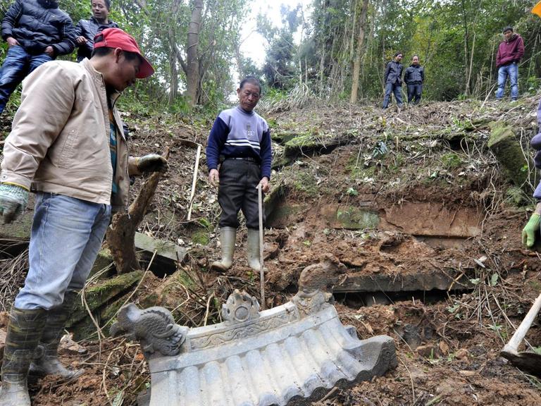 Behörden dokumentieren in China illegale Ausgrabungen und den Schaden durch die Räuber