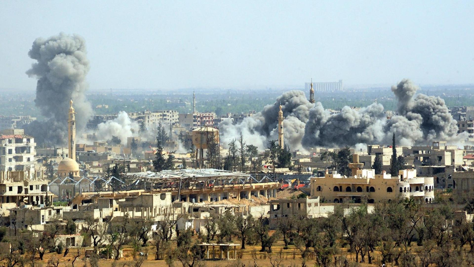Angriff auf die syrische Stadt Duma - Rauchsäulen stehen über der Stadt Angriff auf die syrische Stadt Duma - Rauchsäulen stehen über der Stadt