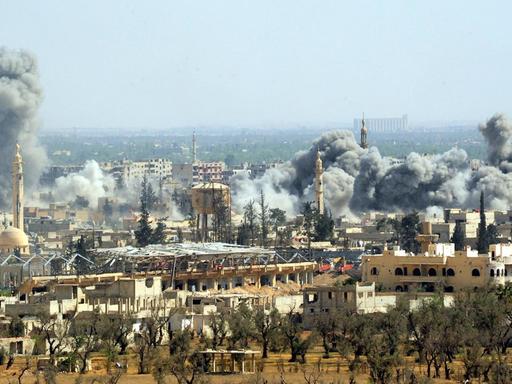 Angriff auf die syrische Stadt Duma - Rauchsäulen stehen über der Stadt