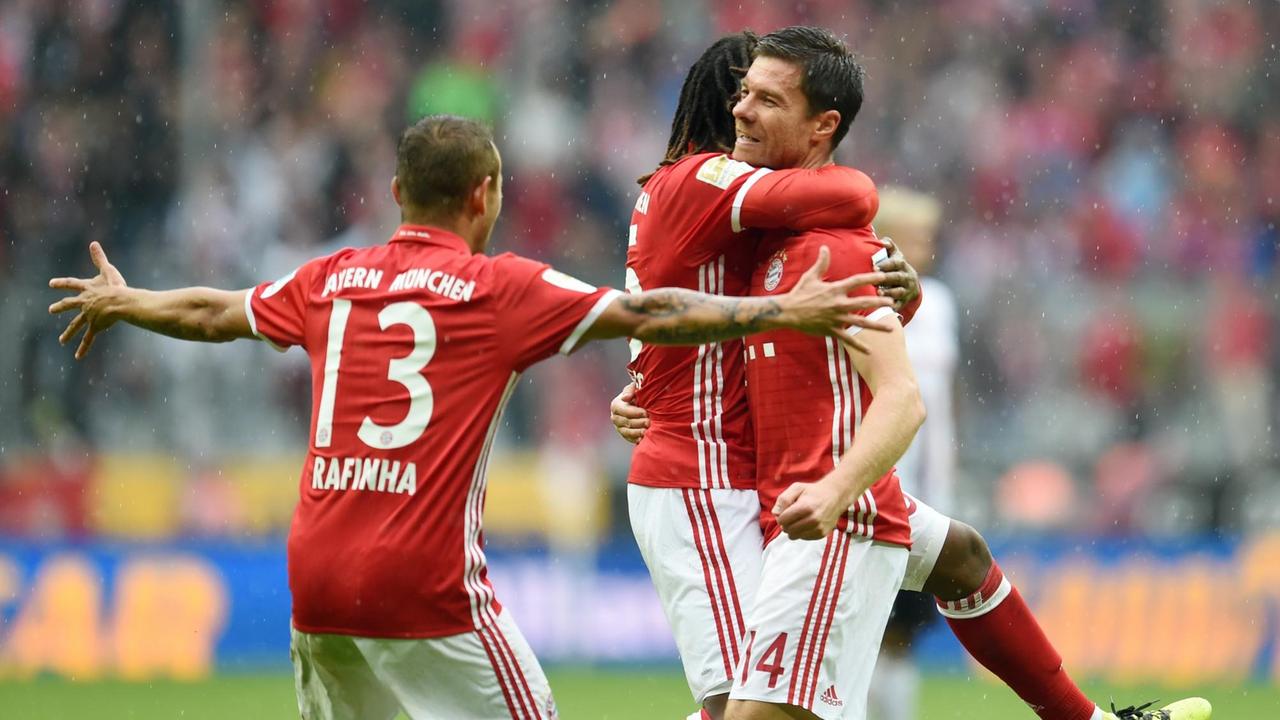 Rafinha und Renato Sanches bejubeln das 2:1 von Xabi Alonso Rafinha und Renato Sanches bejubeln das 2:1 von Xabi Alonso