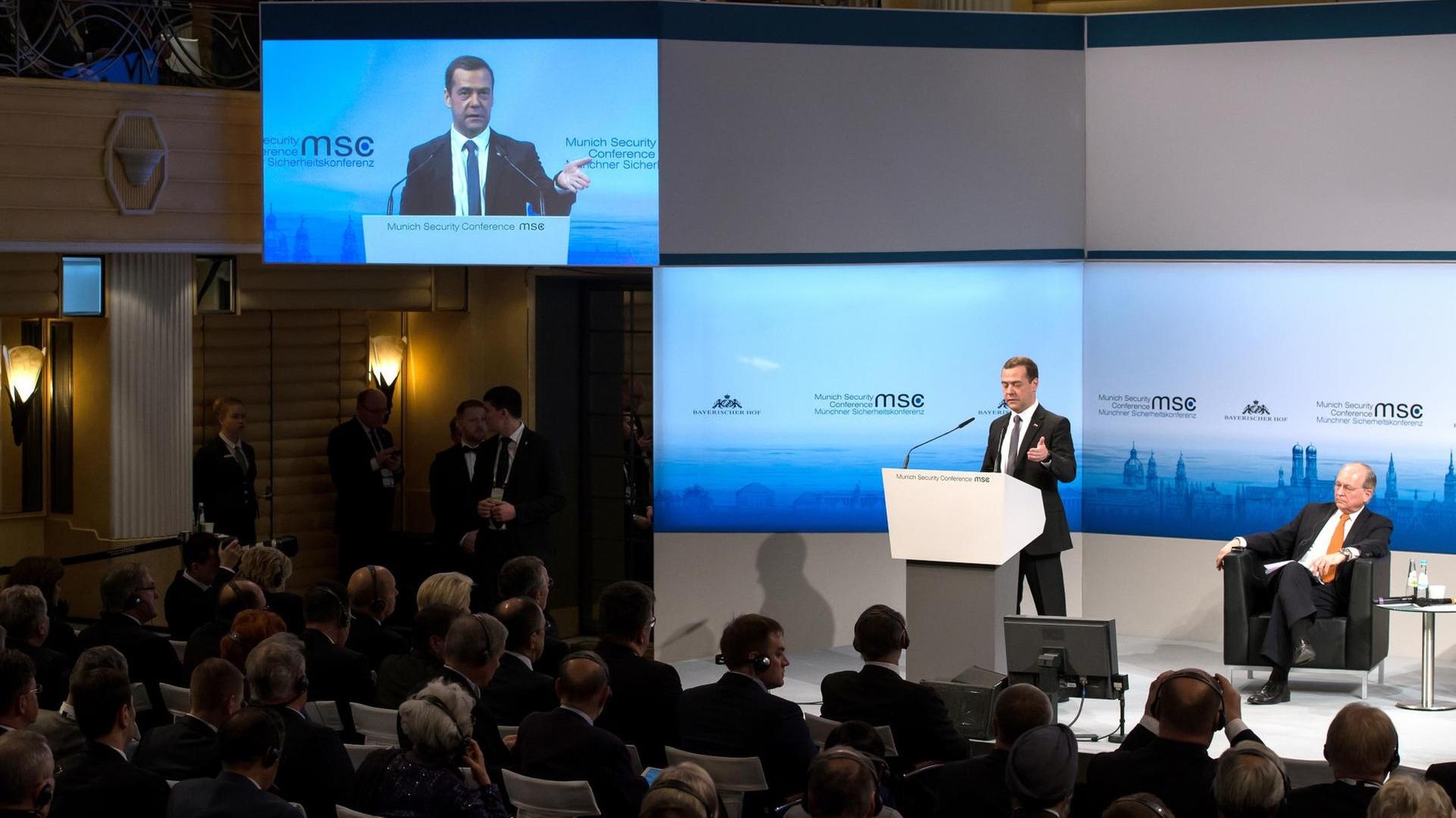 Der russische Ministerpräsident Dmitri Medwedew spricht am 13.02.2016 während der 52. Sicherheitskonferenz in München Der russische Ministerpräsident Dmitri Medwedew spricht am 13.02.2016 während der 52. Sicherheitskonferenz in München