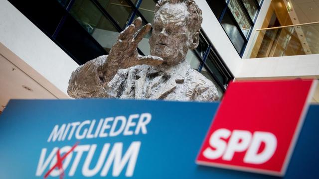 Rednerpult nach dem Mitgliedervotum der SPD für eine erneute Koalition mit den Unionsparteien, dahinter ein Standbild von Willy Brandt