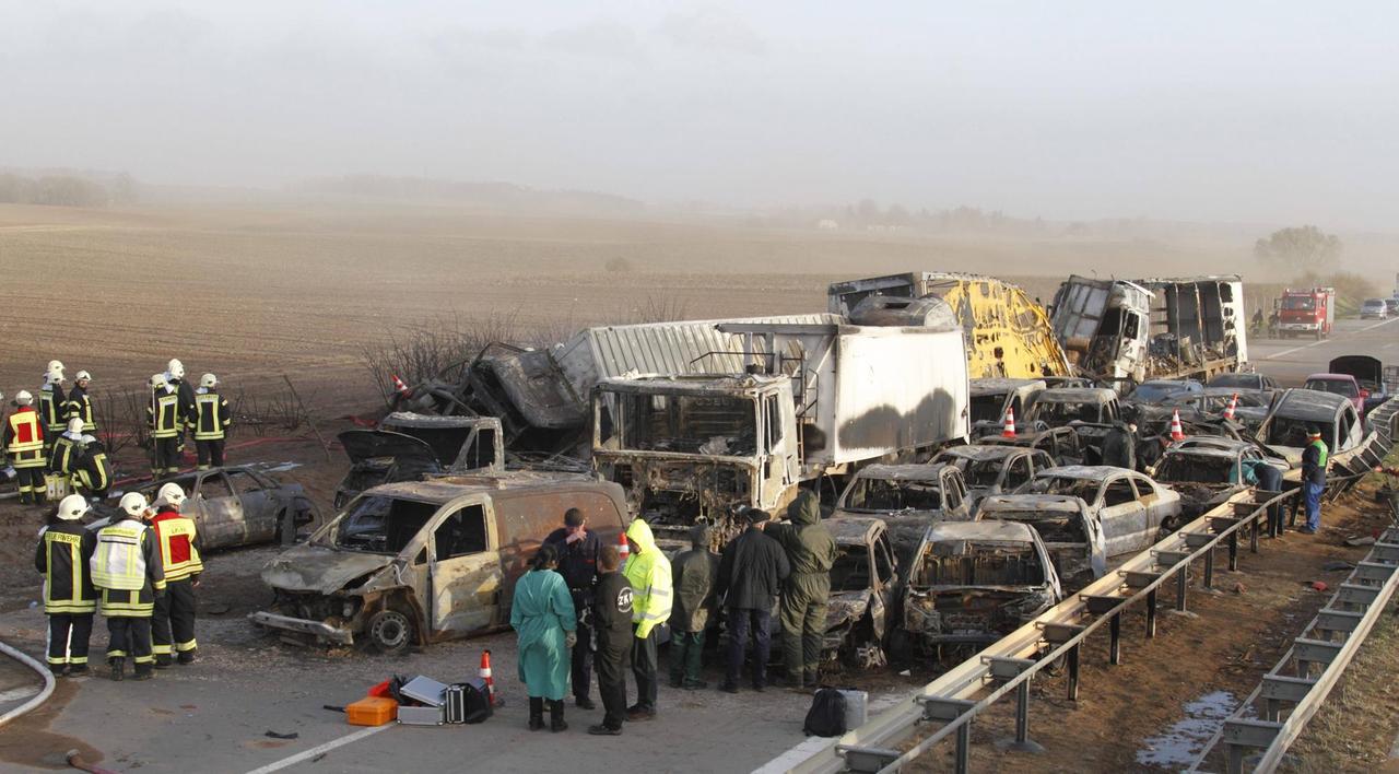 Massenkarambolage im Sandsturm. Bei einem plötzlichen Sandsturm krachten auf der A 19 bei Rostock mehr als 50 Fahrzeuge ineinander. Mindestens acht Menschen starben, 100 wurden verletzt. 2011. Massenkarambolage im Sandsturm. Bei einem plötzlichen Sandsturm krachten auf der A 19 bei Rostock mehr als 50 Fahrzeuge ineinander. Mindestens acht Menschen starben, 100 wurden verletzt. 2011.