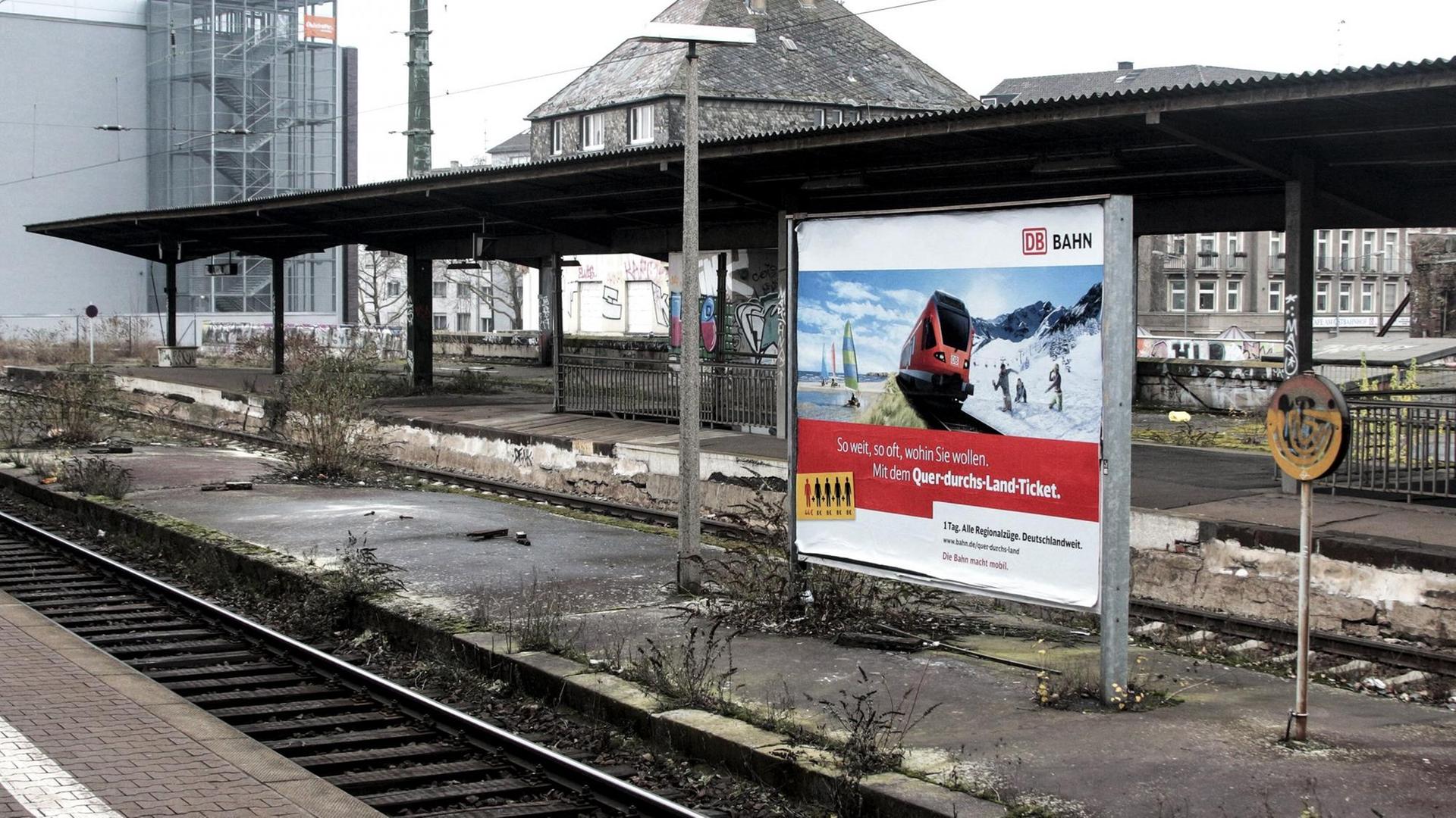 Sanierungsbedarf maroder Bahnhöfe der DB Deutsche Bahn AG: buntes Werbeplakat der Bahn inmitten verfallener und verrottender Bahnsteige und Anlagen am Bahnhof Frankfurt am Main Ost, Hessen, Deutschland. Sanierungsbedarf maroder Bahnhöfe der DB Deutsche Bahn AG: buntes Werbeplakat der Bahn inmitten verfallener und verrottender Bahnsteige und Anlagen am Bahnhof Frankfurt am Main Ost, Hessen, Deutschland.