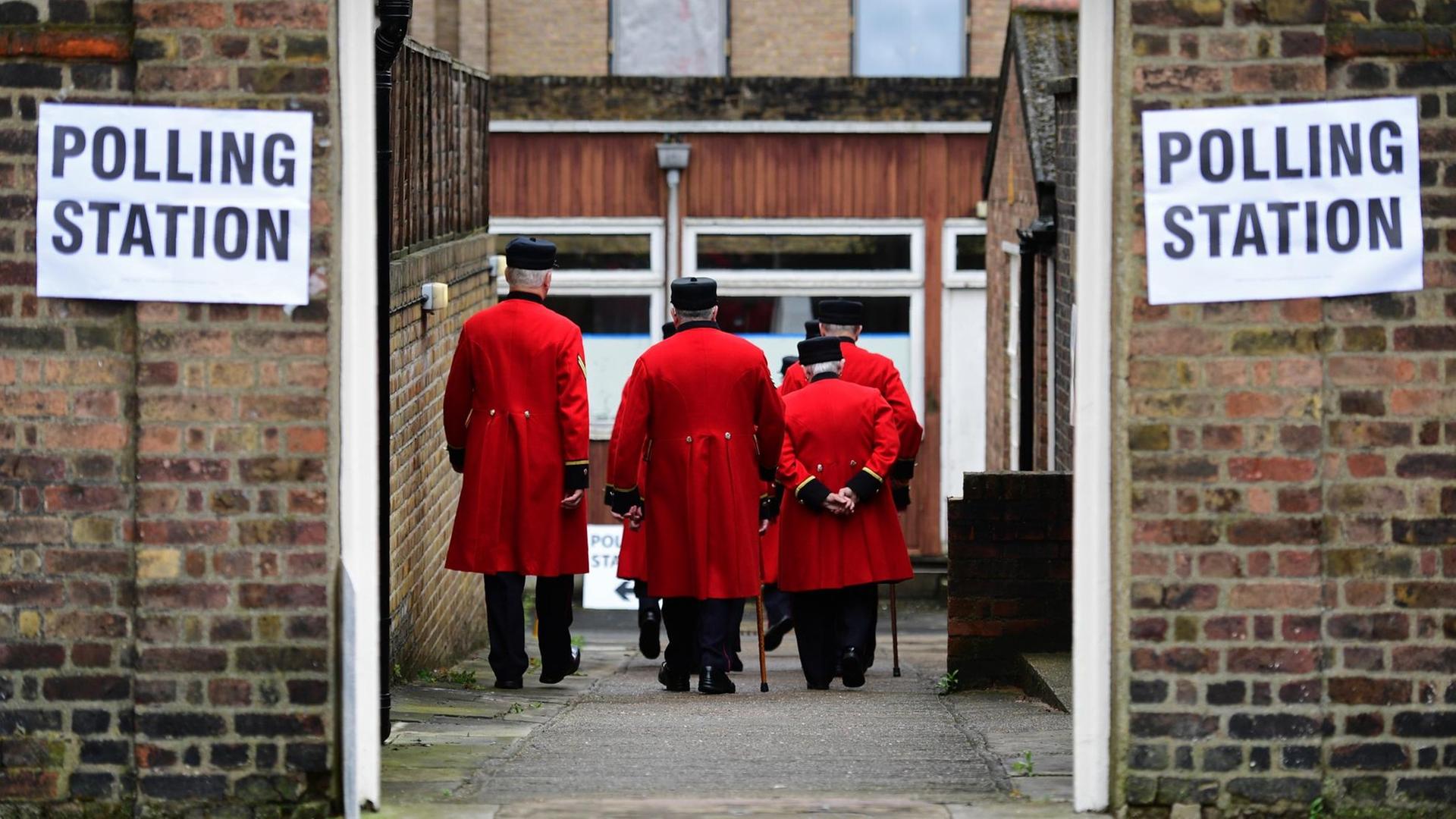 Rentner aus dem Londoner Stadtteil Chelsea auf dem Weg in eines der Wahllokale.