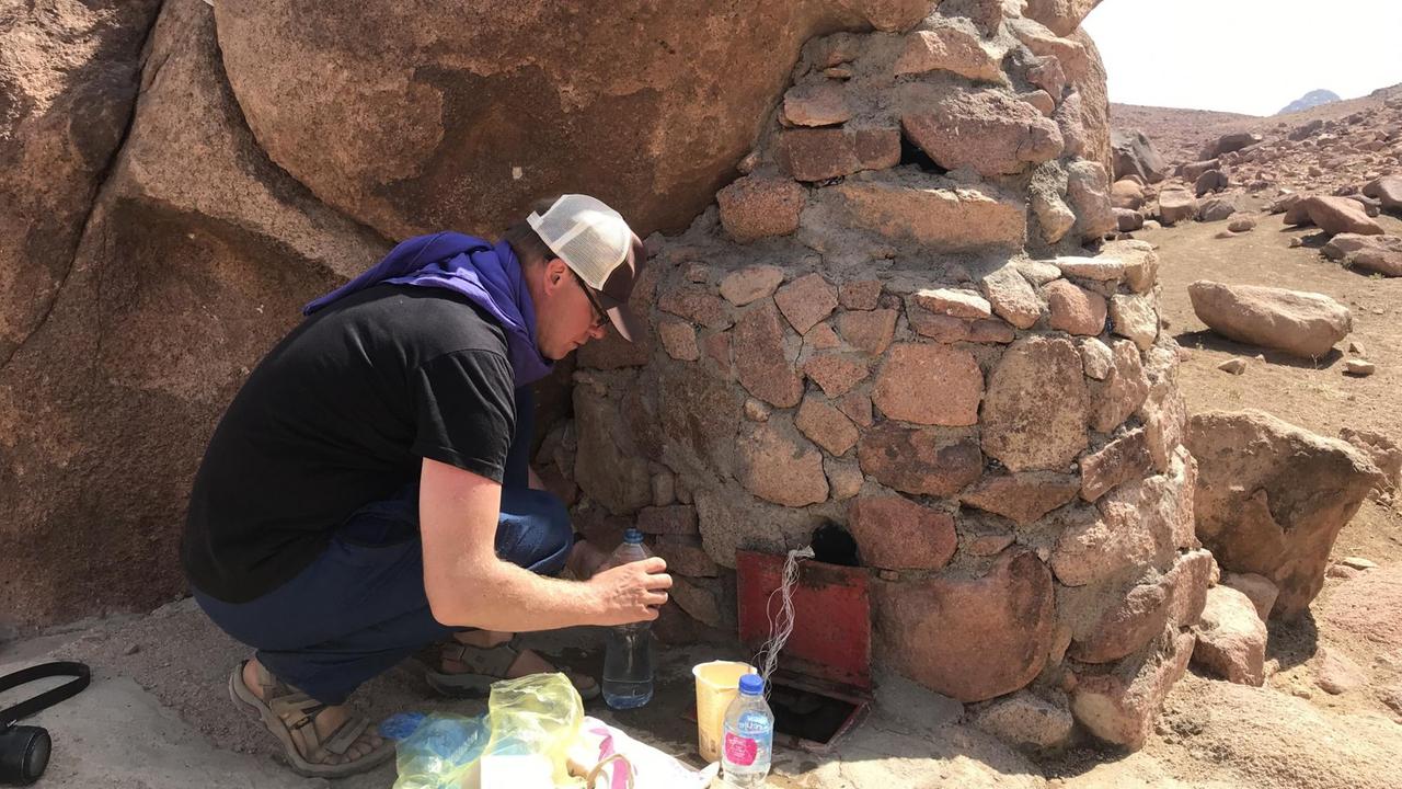 Ben Hoffler beim Abschöpfen von Wasser an einer Quelle in der Wüste. Der Engländer hat mit den Beduinen den Sinai-Trail aufgebaut, damit Touristen durch die Wüste wandern können. Ben Hoffler beim Abschöpfen von Wasser an einer Quelle in der Wüste. Der Engländer hat mit den Beduinen den Sinai-Trail aufgebaut, damit Touristen durch die Wüste wandern können.