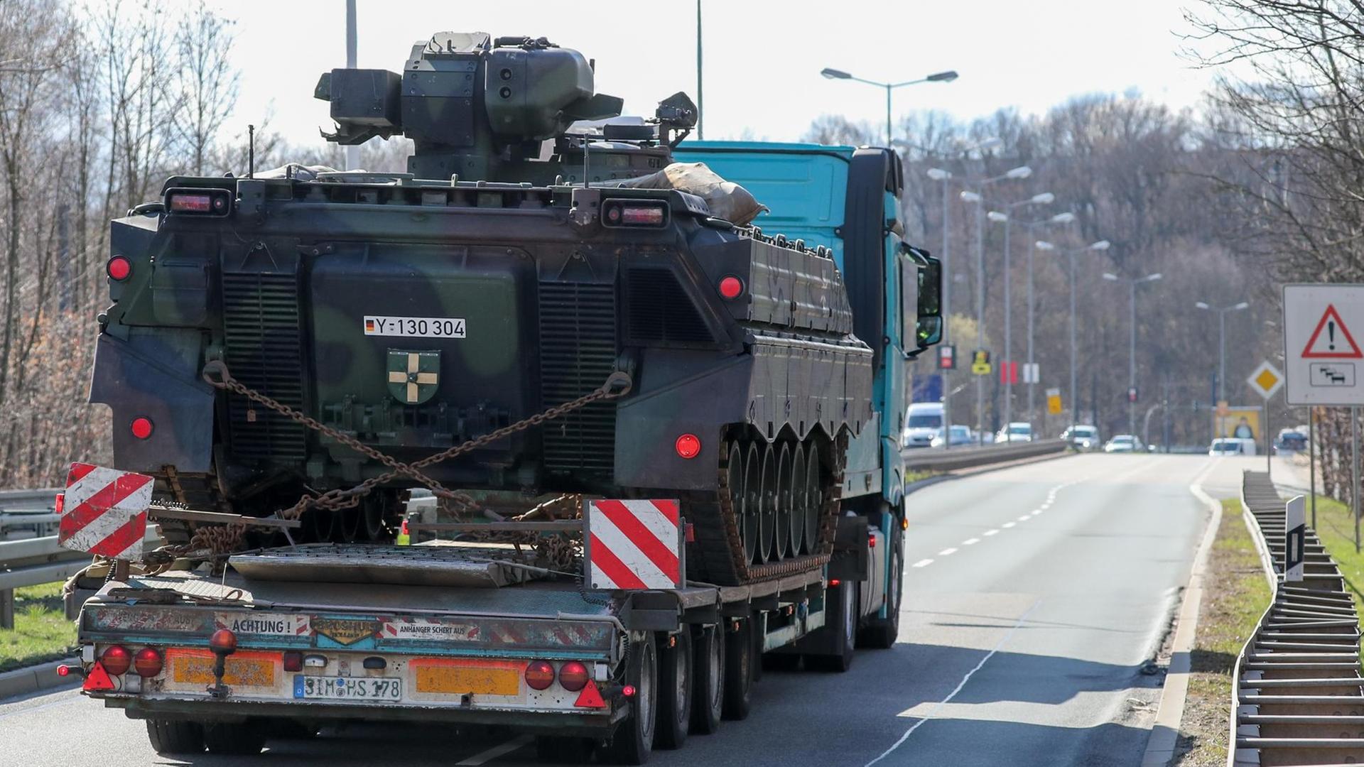 18.03.2019, Sachsen, Chemnitz: Ein Schützenpanzer Marder wird auf einem Tieflader durch Chemnitz transportiert. 18.03.2019, Sachsen, Chemnitz: Ein Schützenpanzer Marder wird auf einem Tieflader durch Chemnitz transportiert.