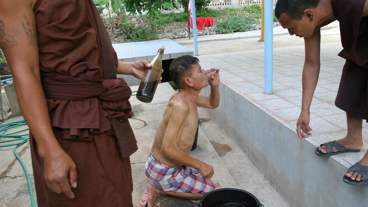 Ein Drogenabhängiger bei der Entzugstherapie im buddhistischen Kloster Wat Thamkrabok in Thailand. Ein Drogenabhängiger bei der Entzugstherapie im buddhistischen Kloster Wat Thamkrabok in Thailand.