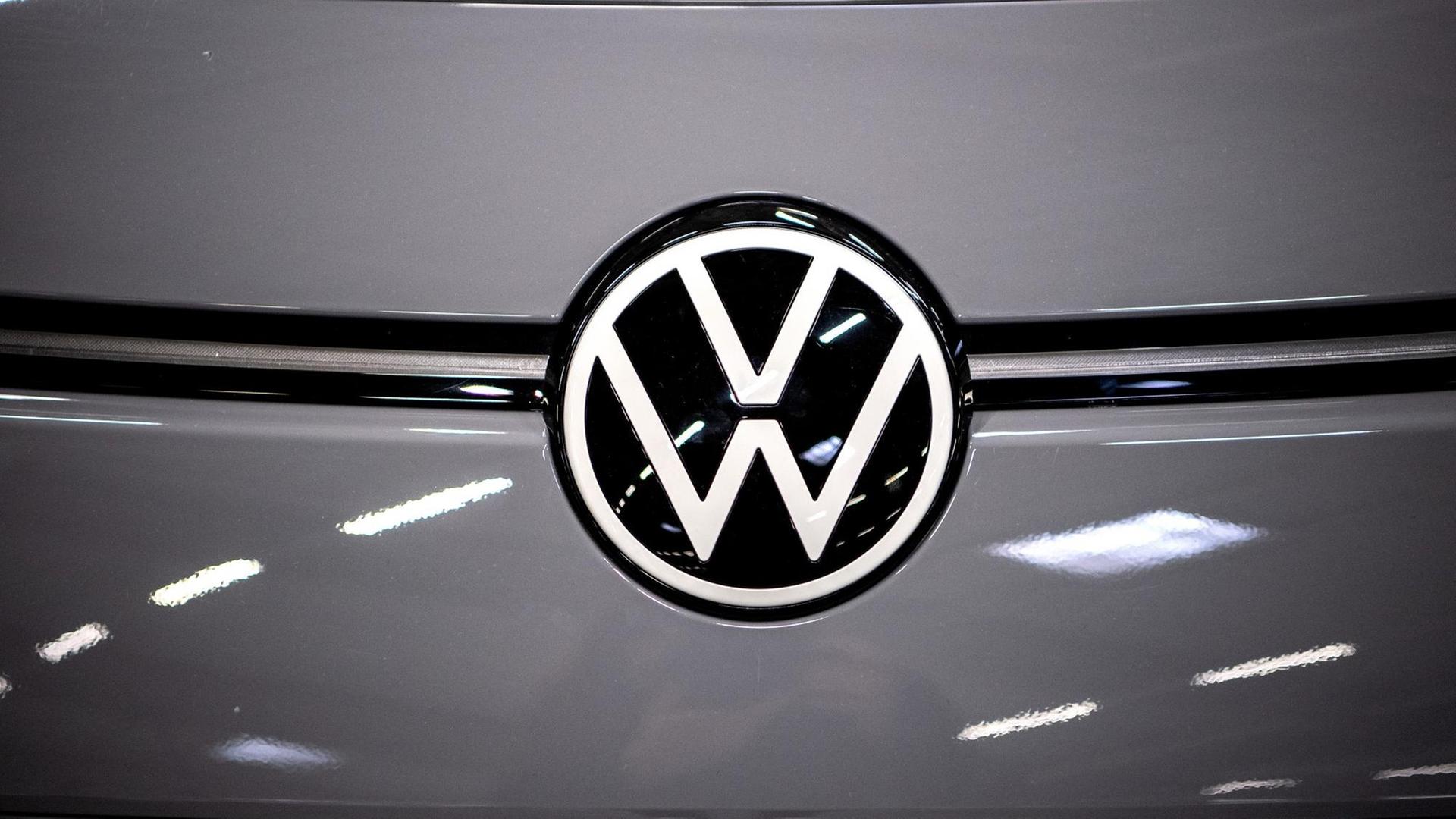 Transformation der Wirtschaft - VW-Vorstand sieht Ausbau der Elektromobilität in Gefahr