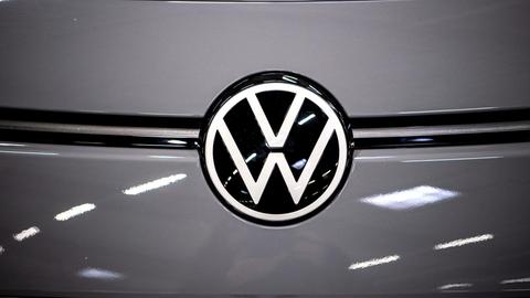 Niedersachsen, Braunschweig: Das Logo von VW am Elektroauto ID.3. Volkswagen will ein eigenes Werk für sein grundlegend neues Elektromodell Trinity bauen.