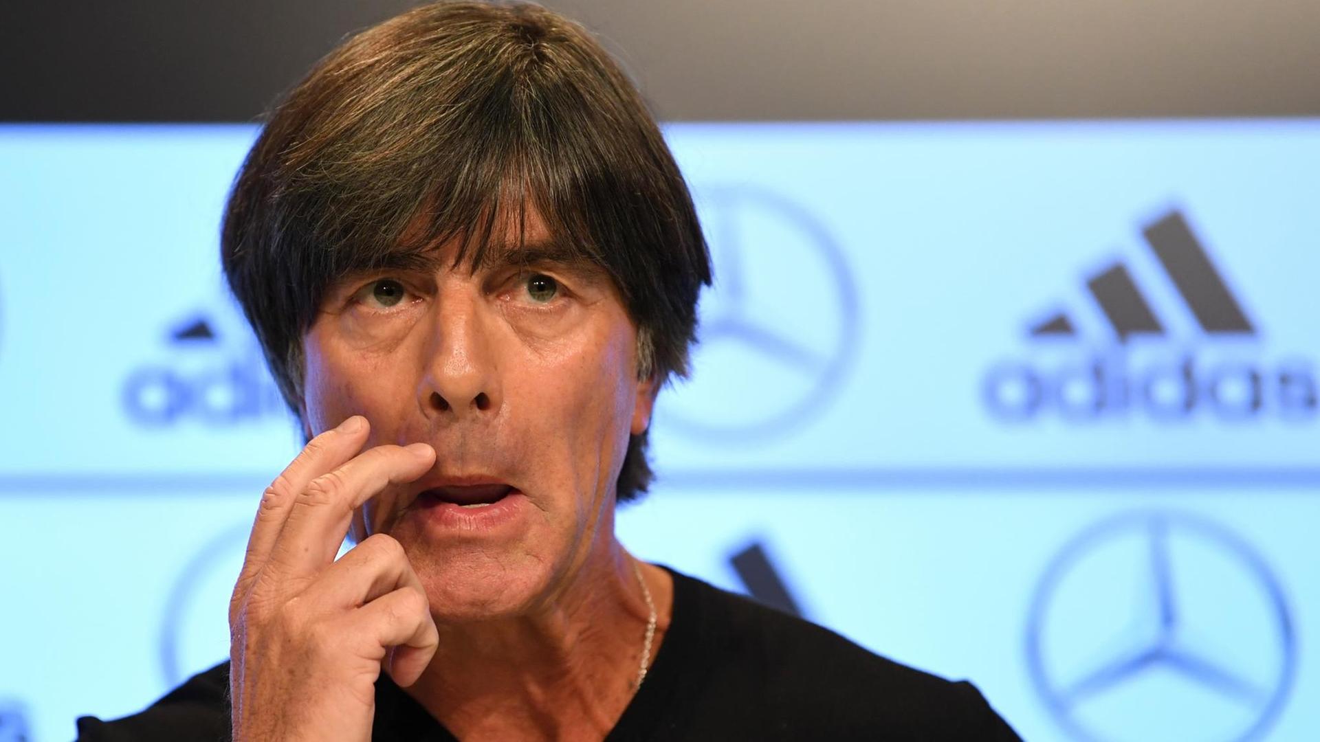Bundestrainer Joachim Löw bei der WM-Analyse und Kader-Bekanntgabe für die Länderspiele gegen Frankreich und Peru Bundestrainer Joachim Löw bei der WM-Analyse und Kader-Bekanntgabe für die Länderspiele gegen Frankreich und Peru