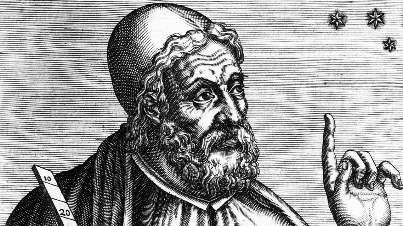 Kupferstich des griechischen Gelehrten und Astronomen Claudius Ptolemäus, der mit seiner linken Hand auf drei Sterne deutet und in seiner rechten Hand ein Messinstrumen hält. Kupferstich des griechischen Gelehrten und Astronomen Claudius Ptolemäus, der mit seiner linken Hand auf drei Sterne deutet und in seiner rechten Hand ein Messinstrumen hält.
