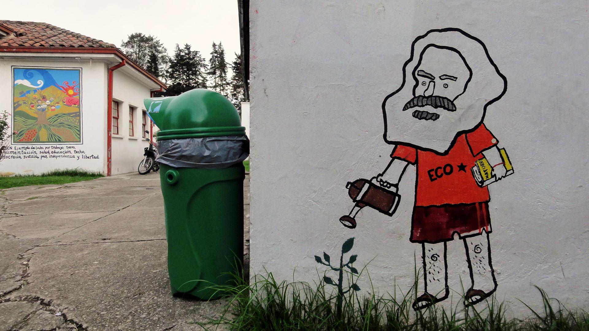 Karl Marx mit Gießkanne: Ein Graffiti auf dem Gelände der Universidad Nacional in der kolumbianischen Hauptstadt Bogotá. Karl Marx mit Gießkanne: Ein Graffiti auf dem Gelände der Universidad Nacional in der kolumbianischen Hauptstadt Bogotá.