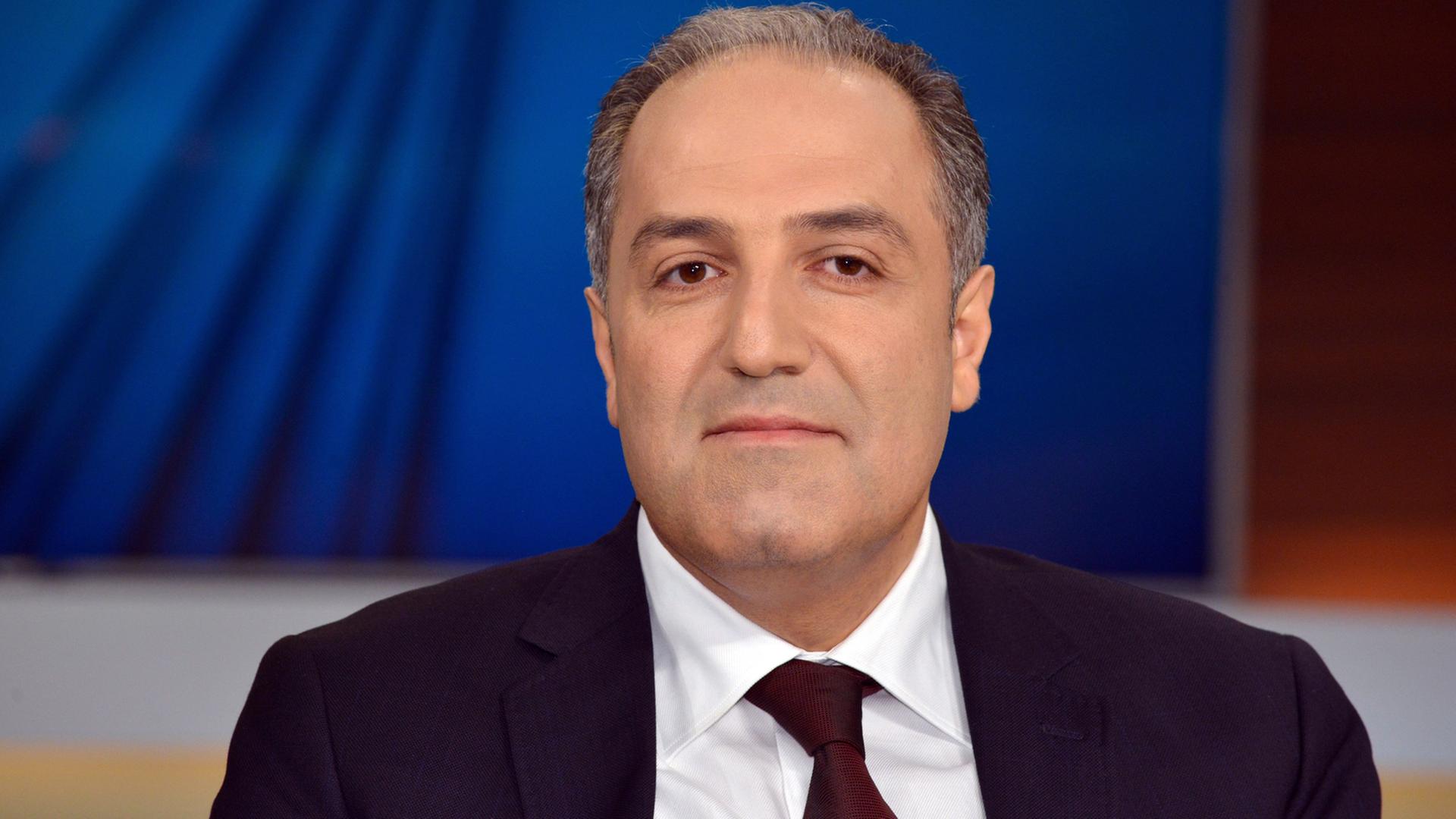 Mustafa Yeneroglu, Abgeordneter der Großen Nationalversammlung der Türkei (AKP), aufgenommen am 24.04.2016 während der ARD-Talksendung "Anne Will" zum Thema "Abhängig von Erdogan - Zu hoher Preis für weniger Flüchtlinge?" in den Studios Berlin-Adlershof. Foto: Karlheinz Schindler Mustafa Yeneroglu, Abgeordneter der Großen Nationalversammlung der Türkei (AKP), aufgenommen am 24.04.2016 während der ARD-Talksendung "Anne Will" zum Thema "Abhängig von Erdogan - Zu hoher Preis für weniger Flüchtlinge?" in den Studios Berlin-Adlershof. Foto: Karlheinz Schindler