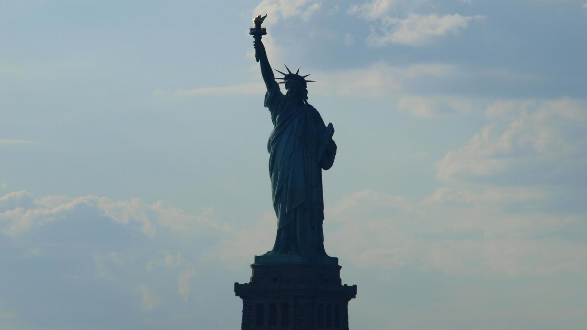 Blick auf die Freiheitsstatue in New York Blick auf die Freiheitsstatue in New York