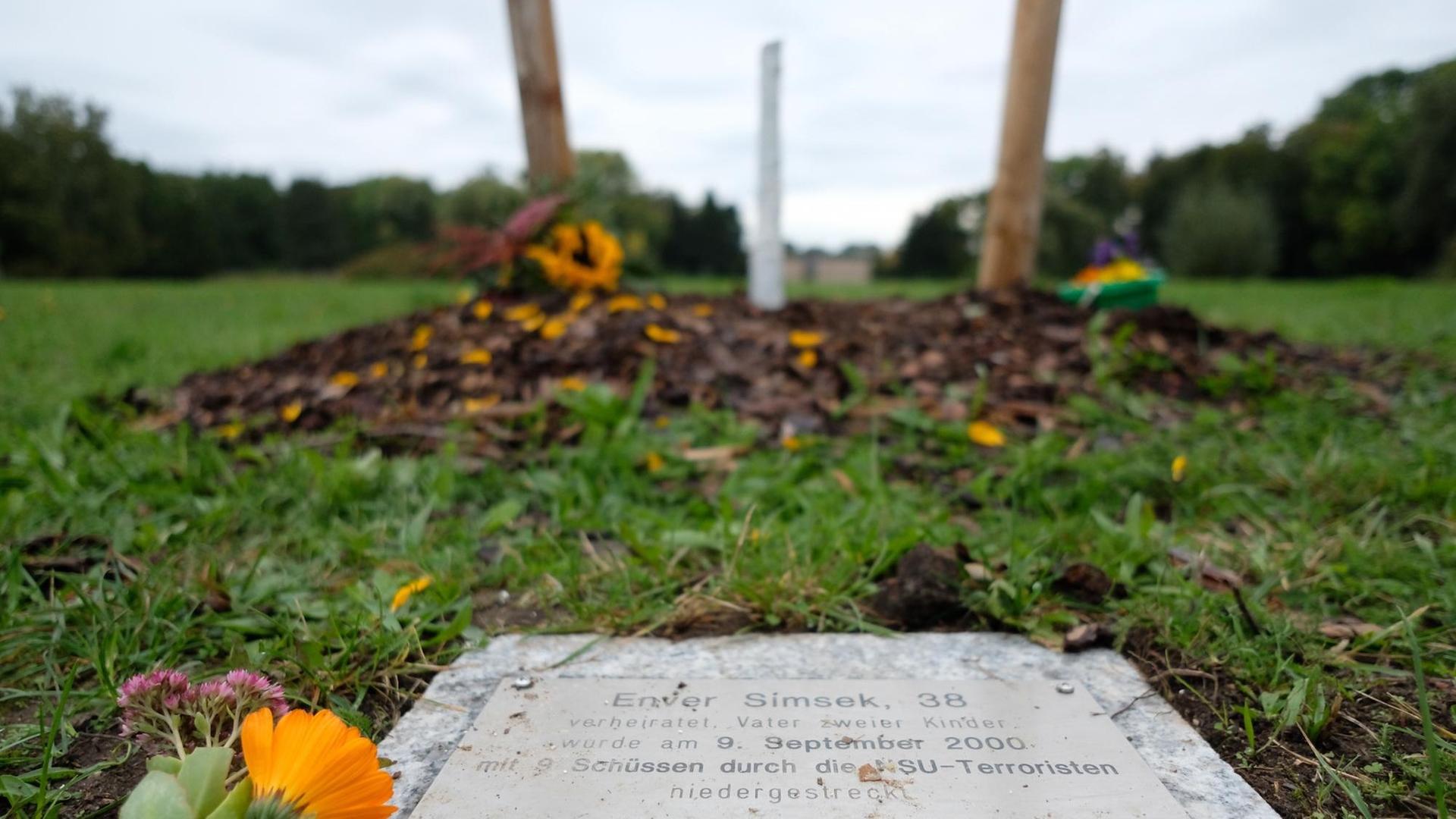 Gedenkort für Enver Simsek, dem ersten Opfer der Terrorzelle NSU, im Schwanenteichpark in Zwickau. Die dazugehörige junge Eiche wurde von Unbekannten abgesägt Gedenkort für Enver Simsek, dem ersten Opfer der Terrorzelle NSU, im Schwanenteichpark in Zwickau. Die dazugehörige junge Eiche wurde von Unbekannten abgesägt